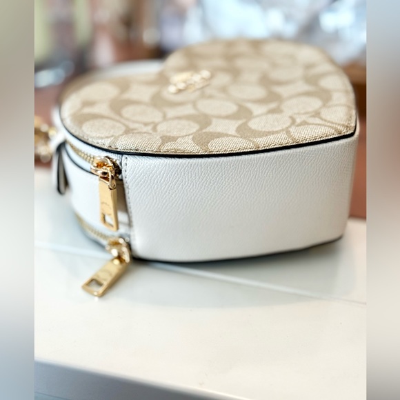 New Coach Heart Crossbody Bag - Picture 8 of 10